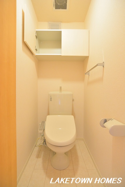 トイレ　上部に収納のある温水洗浄暖房便座付のトイレです。
