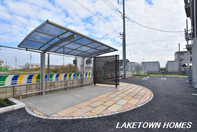 その他　敷地内に屋根付きの駐輪場があります。