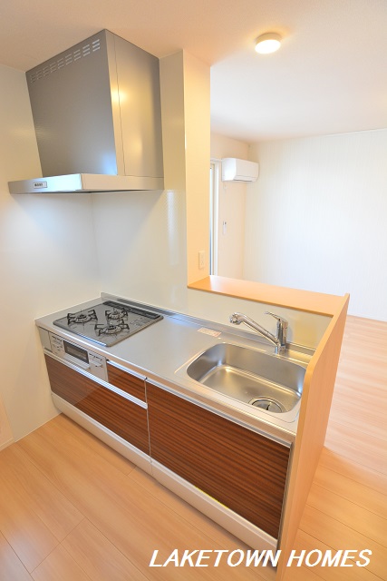 キッチン　グリル付３口コンロの対面式システムキッチンです。