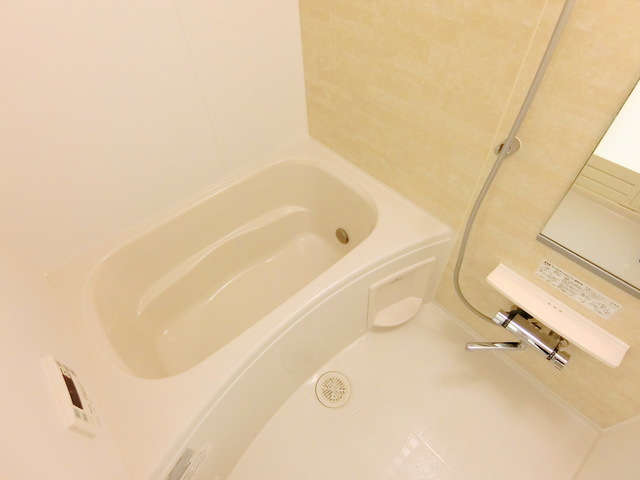 バス・シャワールーム　ゆったり座れるバスルーム