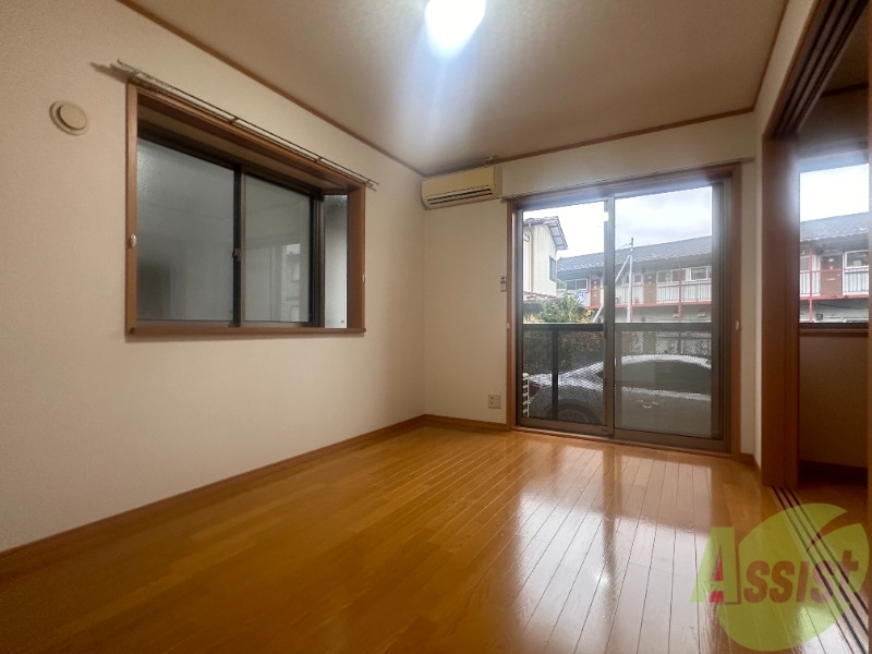 居室・リビング　こちらのリビングには、２面採光で光がさしこみます。