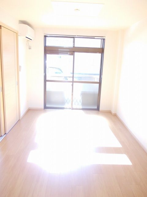 居室・リビング　ゆったり過ごせる居間です