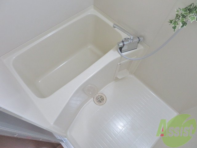 バス・シャワールーム　バスルームはこちらです。広々としてゆったり休めます。