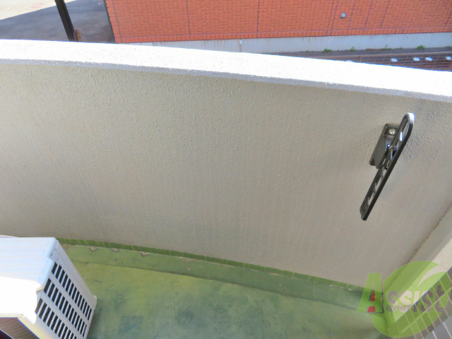 バルコニー　バルコニーは幅があり、広い印象を受けました。