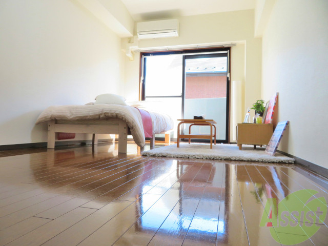 居室・リビング　８．７帖の洋室です。広々として、きれいですね。