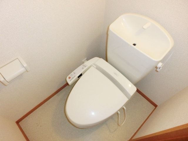 トイレ　温水洗浄便座も付いてます