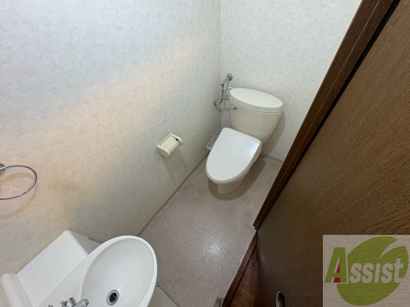 トイレ　トイレです。タオル掛けもついて便利ですね