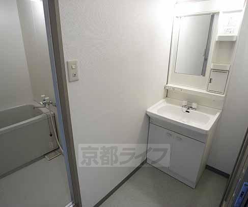 洗面設備　独立洗面台も設置されております。