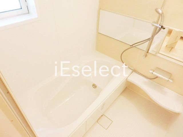 バス・シャワールーム　広々バスルームです