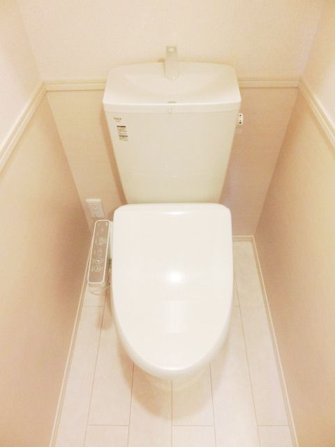トイレ　温水洗浄便座付きのトイレです