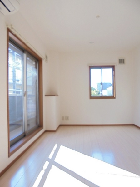 居室・リビング　2面採光のお部屋です