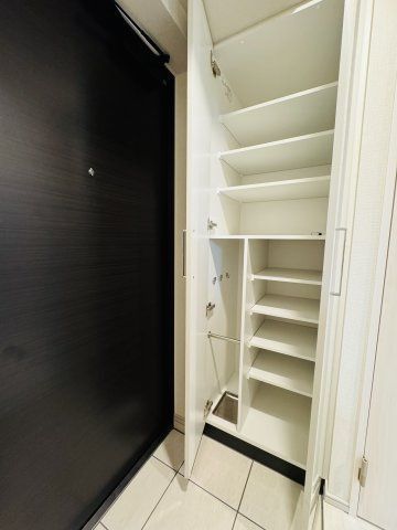 玄関　（別タイプ参考写真）ALTERNA日暮里　荒川区東日暮里2