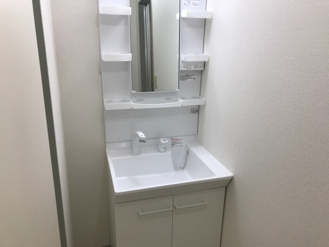 洗面設備　明るい洗面所です