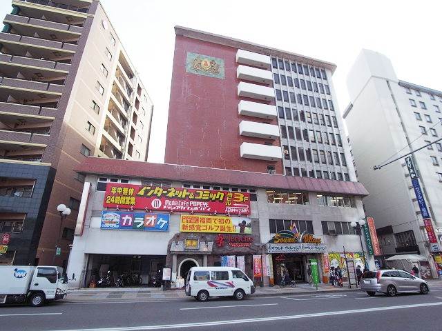 建物外観　街中にあります