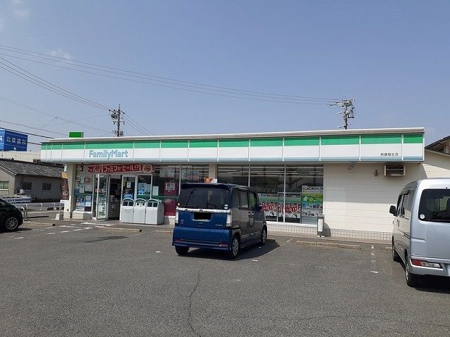 コンビニ　ファミリーマート鈴鹿稲生店（コンビニ）まで500m
