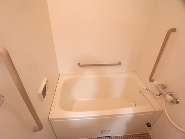バス・シャワールーム　お風呂・トイレ別のセパレートはいいですね。