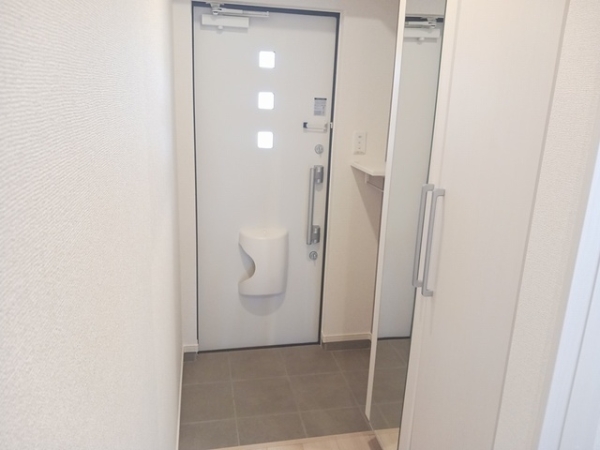 玄関　同シリーズ別部屋内観