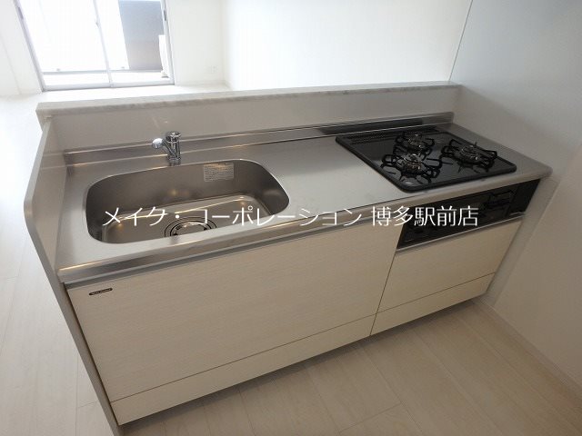 キッチン　※フローリングはブラウン系です。室内写真は別部屋引用です。