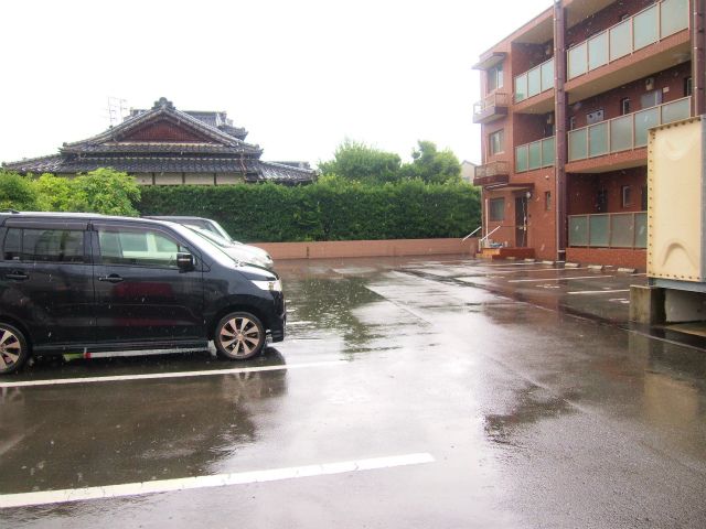 駐車場　駐車場があるので、車を買う予定の方も安心です