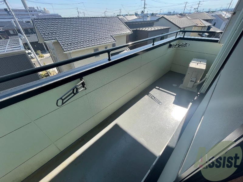 バルコニー　広めのバルコニーです。洗濯物がたくさん干せそうです。
