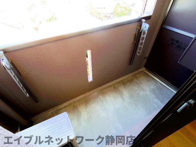 バルコニー　バルコニーからの眺めを楽しみながら食事をしませんか