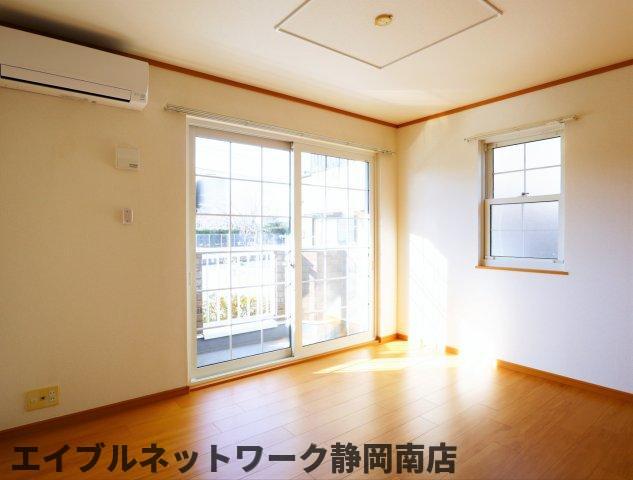 居室・リビング　日当たりの良い洋室です