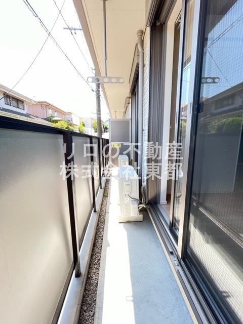 バルコニー　バルコニーがあるので洗濯物を太陽の下で干すことができます♪