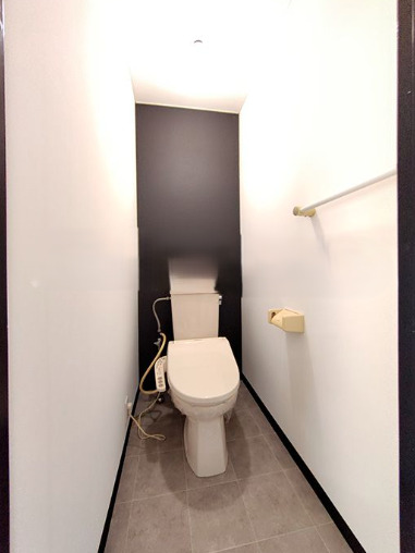 トイレ　落ち着いた色調のトイレです