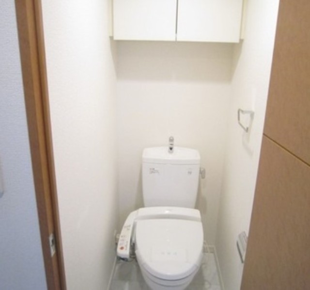 トイレ　別部屋同仕様反転写真
