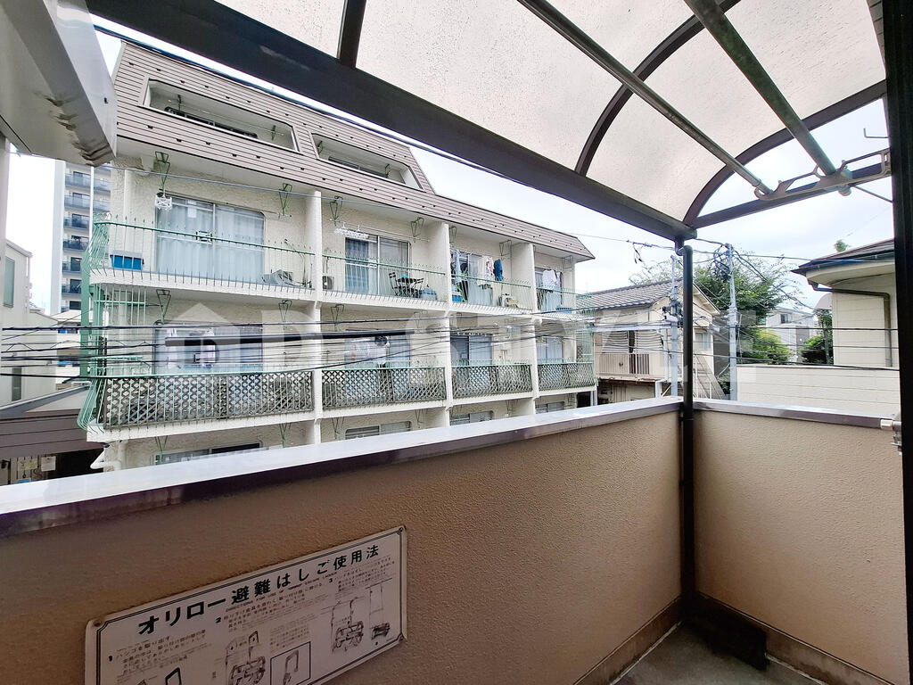 バルコニー　洗濯物も干せるバルコニー