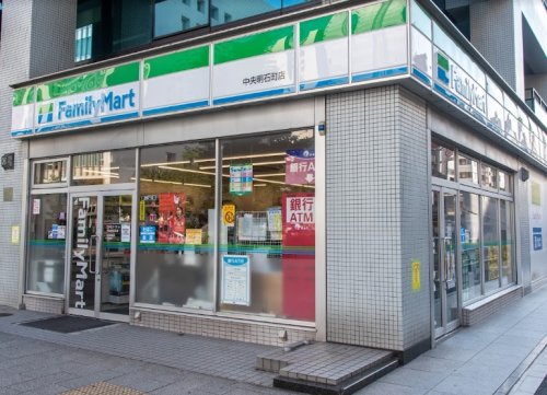 コンビニ　ファミリーマート 中央明石町店（コンビニ）まで111m