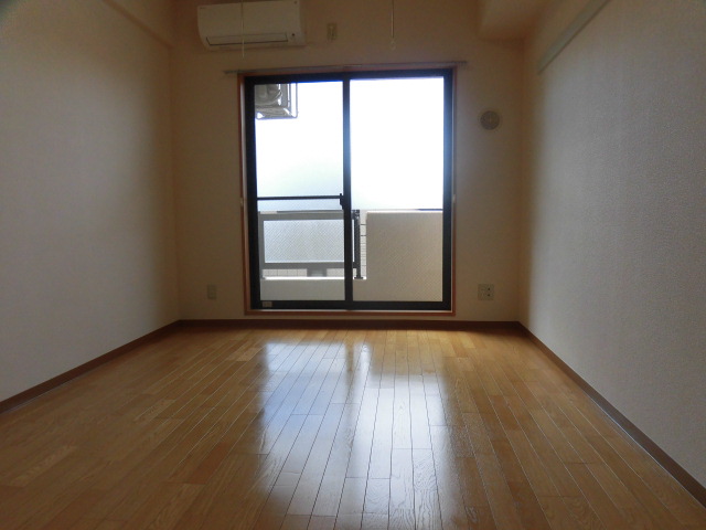 居室・リビング　別部屋参考写真※南側に小窓あり