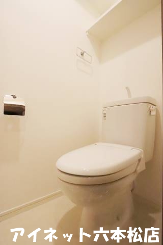 トイレ　トイレ別です。