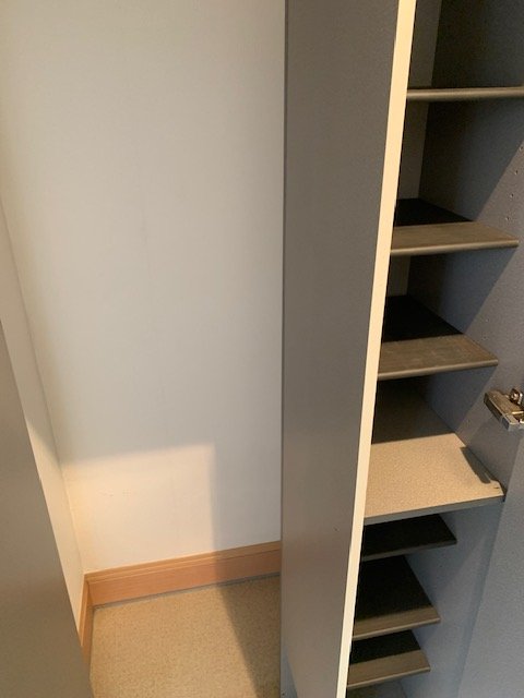 玄関　収納たっぷりの下駄箱付