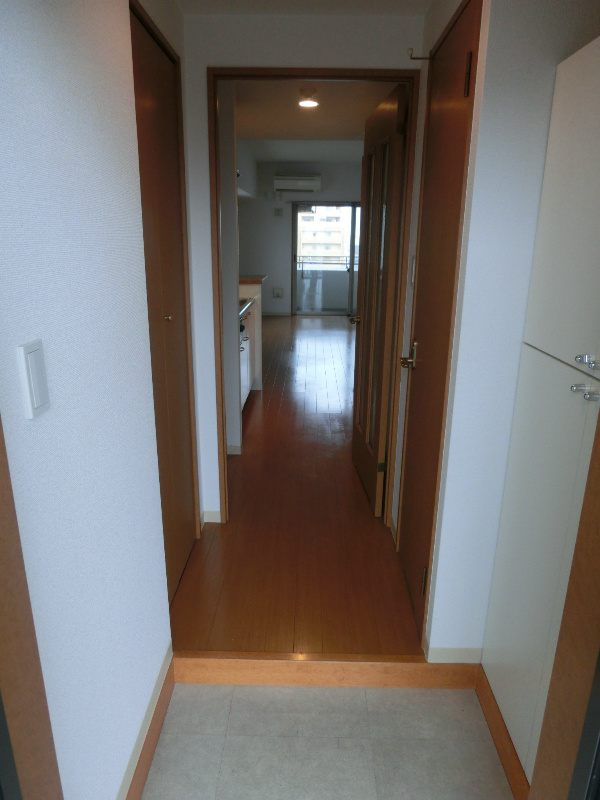 玄関　※同物件の別のお部屋の写真です