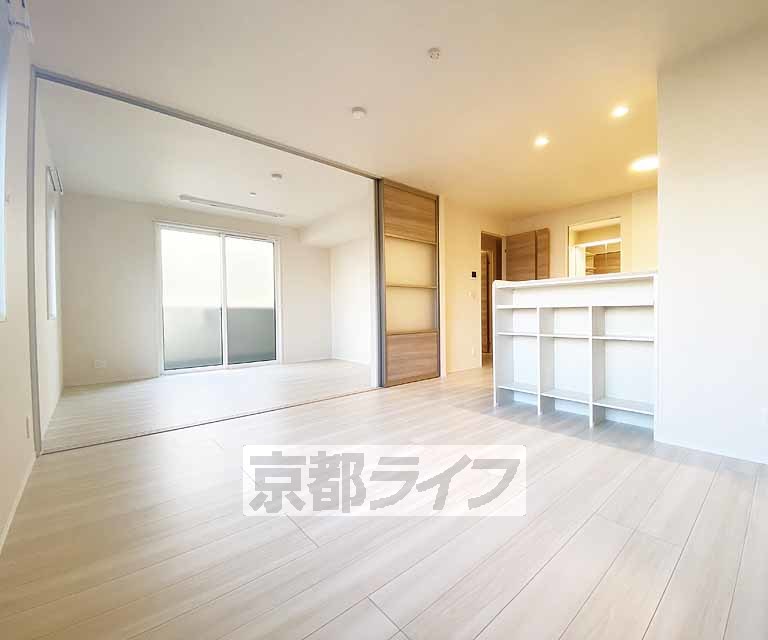 居室・リビング　白を基調とした清潔感のあるお部屋です