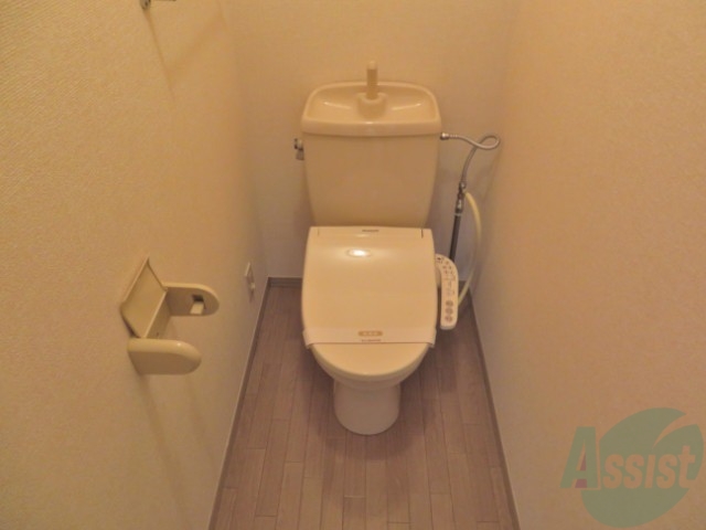 トイレ　ウォシュレットも付いてます。おしりに優しい設計です。