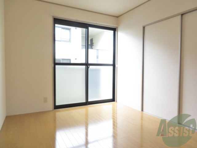 その他部屋・スペース　キッチン横のお部屋になります。明るい印象ですね。