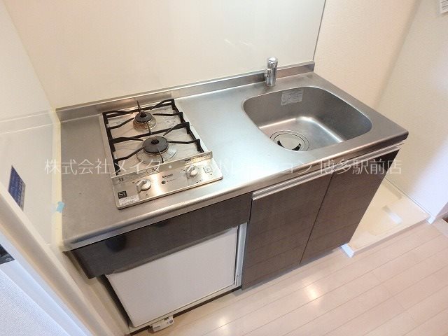 キッチン　同物件、別タイプの写真となります。