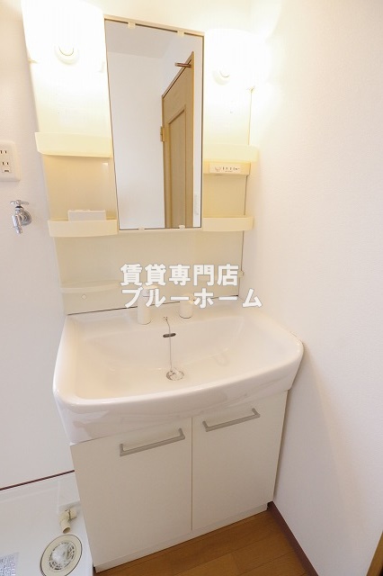 洗面設備　洗面所も収納豊富！