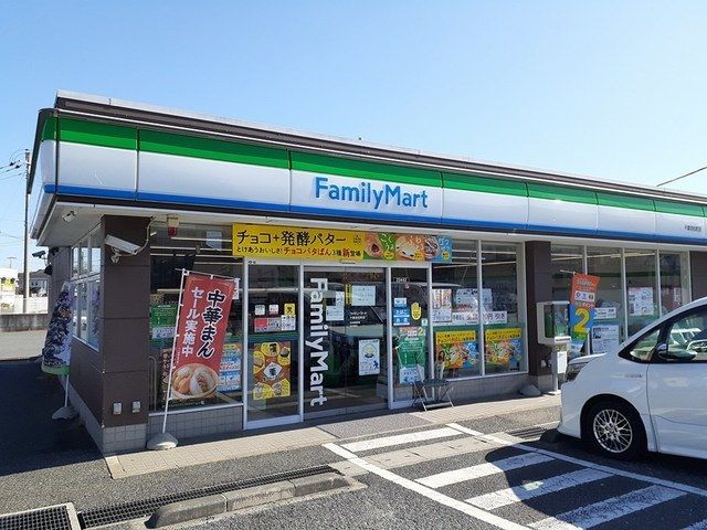コンビニ　ファミリーマート（コンビニ）まで900m