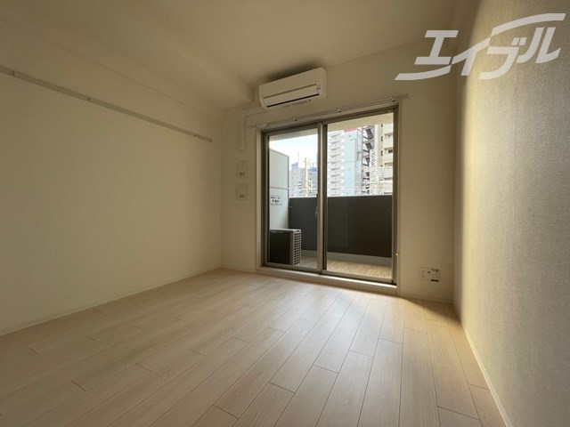 居室・リビング　白基調のお部屋になります。