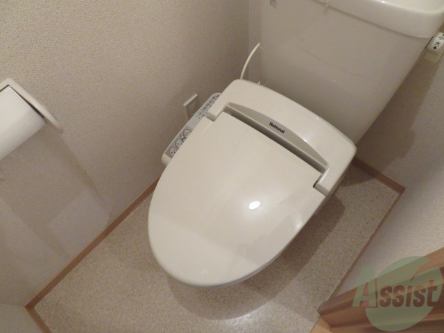 トイレ　トイレは嬉しいウォシュレット機能付きですよー。