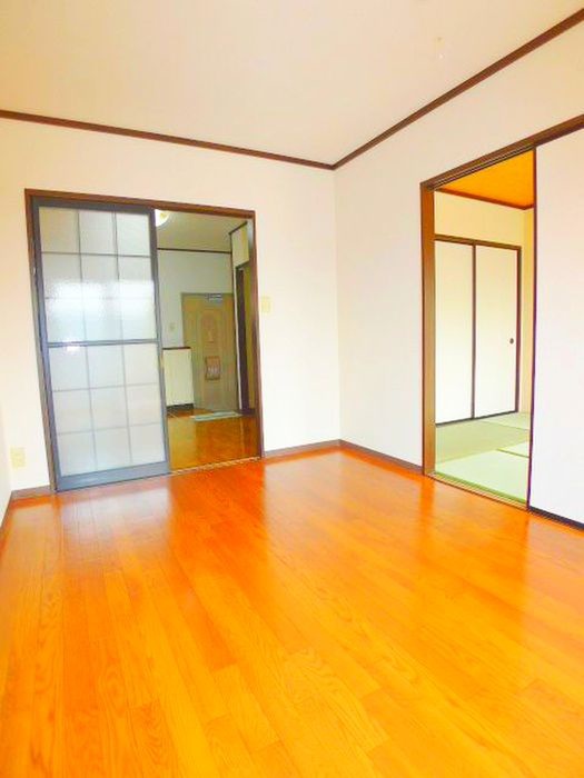 ホワイトロゼの居間写真