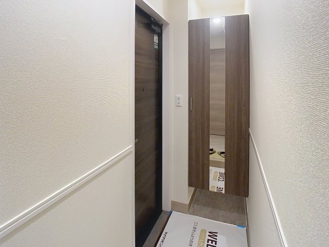 玄関　掲載写真は同型モデルを掲載しており実際のお部屋と仕様等が異な
