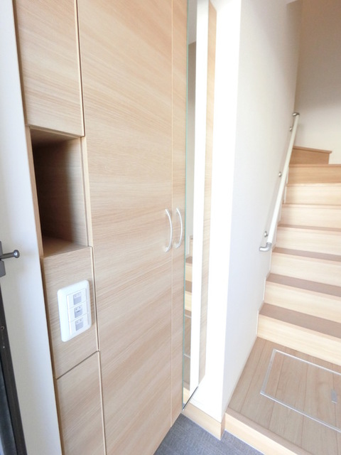 玄関　広めのＢｏｘは収納力ばっちり。トールタイプのミラーついてます