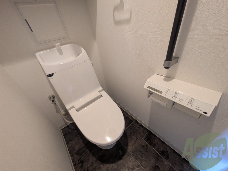 トイレ　トイレには見やすい位置に操作パネルがついています。