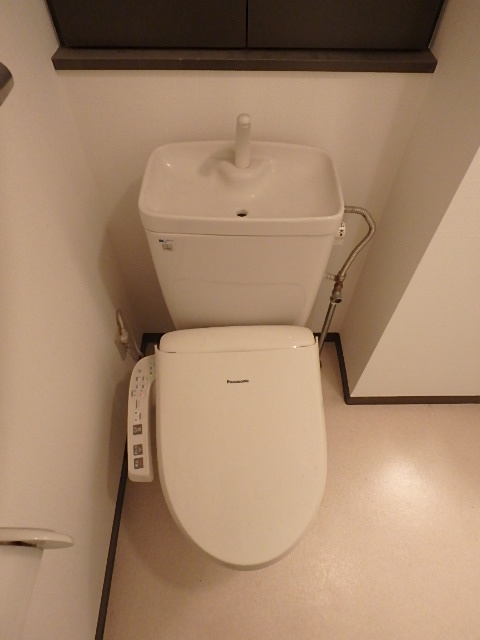 トイレ　上部に収納がありますので、ストック品は収納へ…。