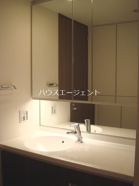 洗面設備　綺麗な洗面台です。