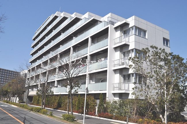 建物外観　9階建てのマンションです。